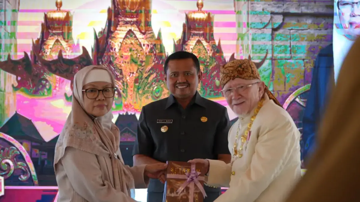Pemerintah Daerah Kabupaten Sumedang resmi meluncurkan buku Sejarah Kabupaten Sumedang sebagai upaya memperkua