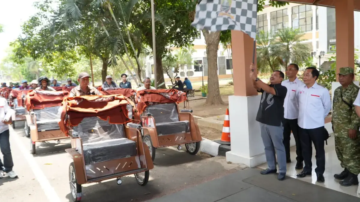 Sebanyak 220 unit becak listrik bantuan Presiden Republik Indonesia Prabowo Subianto yang disalurkan kepada pa