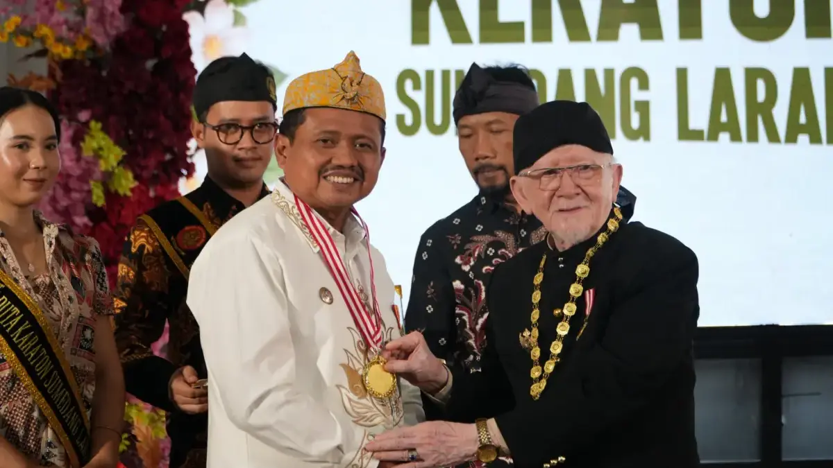 Bupati Sumedang Terima Piagam Penghargaan dari Keraton Sumedang Larang Bupati Sumedang Terima Piagam Penghargaan dari Keraton Sumedang Larang