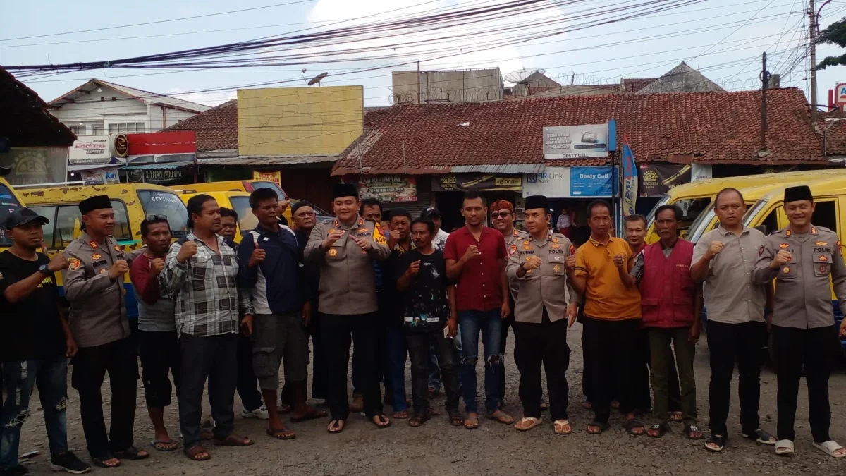 Menyerap Aspirasi dari Masjid hingga Terminal Pasar, Aksi Nyata Kapolres Sumedang Lewat 'Jumat Keliling' Menyerap Aspirasi dari Masjid hingga Terminal Pasar, Aksi Nyata Kapolres Sumedang Lewat \'Jumat Keliling\'