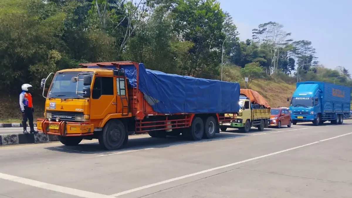 Kawal Pembatasan, Tronton Dilarang Masuk Kawal Pembatasan, Tronton Dilarang Masuk