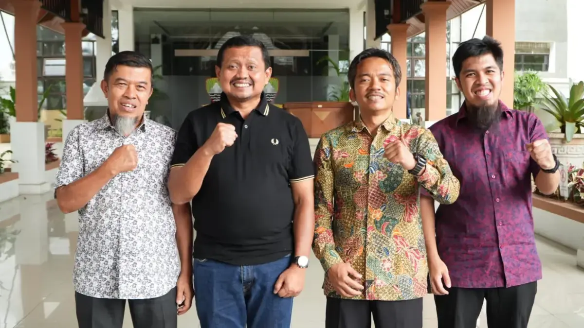 Dari Command Center hingga Pengelolaan Sampah, Bupati Dony Belajar dari Ketua RT yang Mendunia Dari Command Center hingga Pengelolaan Sampah, Bupati Dony Belajar dari Ketua RT yang Mendunia
