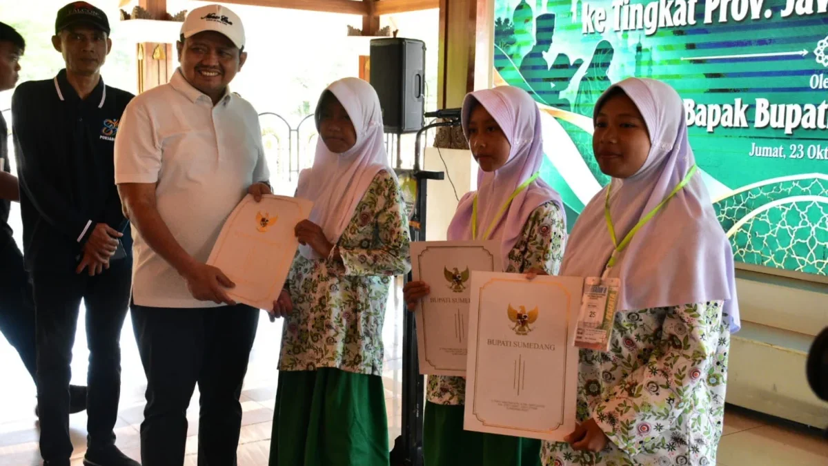 Lepas Kontingen Porsadin ke Cianjur Bupati Sumedang Minta Santri Jaga Sportivitas dan Tampil Maksimal