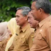 Dikdik Syeh Rizki saat memberikan arahan dalam apel pagi.