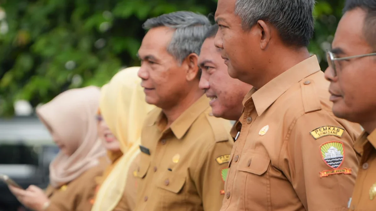 Dikdik Syeh Rizki saat memberikan arahan dalam apel pagi.