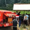 Polisi mengevakuasi jenazah sopir taksi online