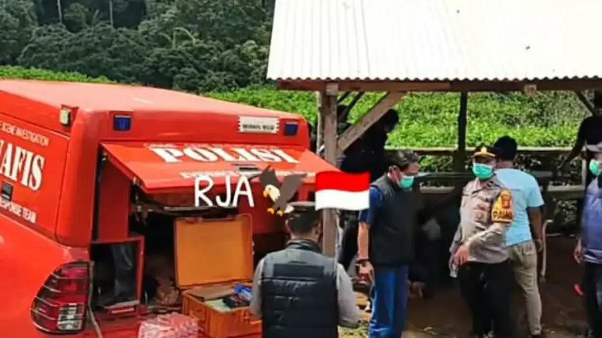 Polisi mengevakuasi jenazah sopir taksi online