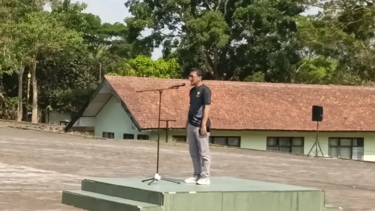 Sebelum Bertanding, Atlet Sumedang Diminta Minta Doa Orang Tua Ketua Komite Olahraga Nasional Indonesia (KONI) Kabupaten Sumedang Budi Arianto kepada para atlet yang akan b