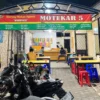 Suasana Warung Makan Motekar 5 pada malam hari dengan meja makan, kursi plastik,