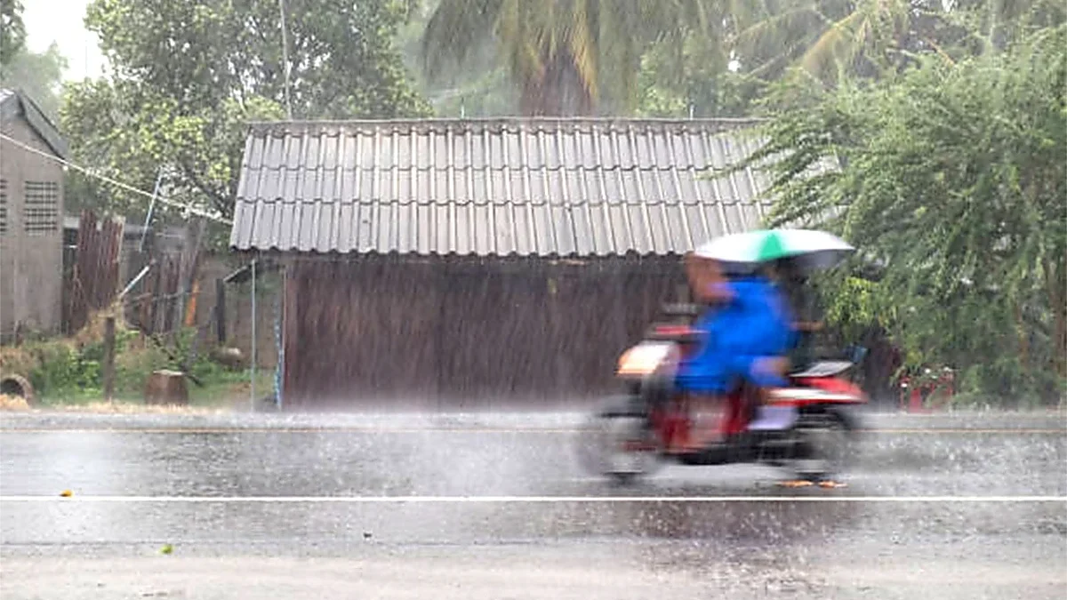Prakiraan Cuaca Sumedang Jumat 30 Oktober 2026, Sejumlah Wilayah Berpotensi Hujan pengendara yang melintas ketika hujan.
